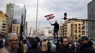 متظاهرون لبنانيون يقطعون طريقا رئيسيا في بيروت باستخدام سيارات