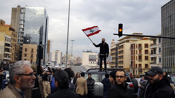 متظاهرون لبنانيون يقطعون طريقا رئيسيا في بيروت باستخدام سيارات متظاهرون لبنانيون يقطعون طريقا رئيسيا في بيروت باستخدام سيارات