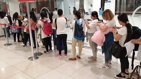 الفلبين تمنع مواطنيها من العمل في الكويت بعد الكشف عن تعرض عاملة لاعتداء جنسي الفلبين تمنع مواطنيها من العمل في الكويت بعد الكشف عن تعرض عاملة لاعتداء جنسي