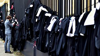 وکلای فرانسوی در اعتراض به اصلاح نظام بازنشستگی جامه سیاه خود را درآوردند