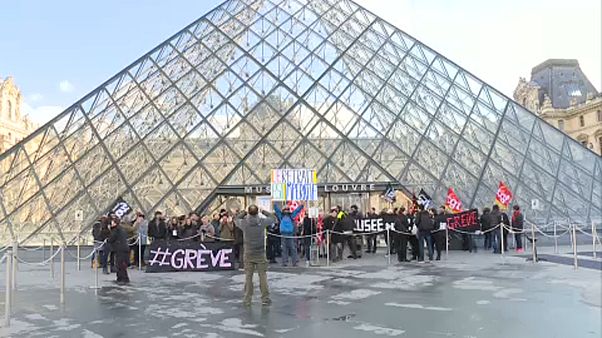 Nem engedték be a látogatókat a Louvre-ba a sztrájk miatt Nem engedték be a látogatókat a Louvre-ba a sztrájk miatt
