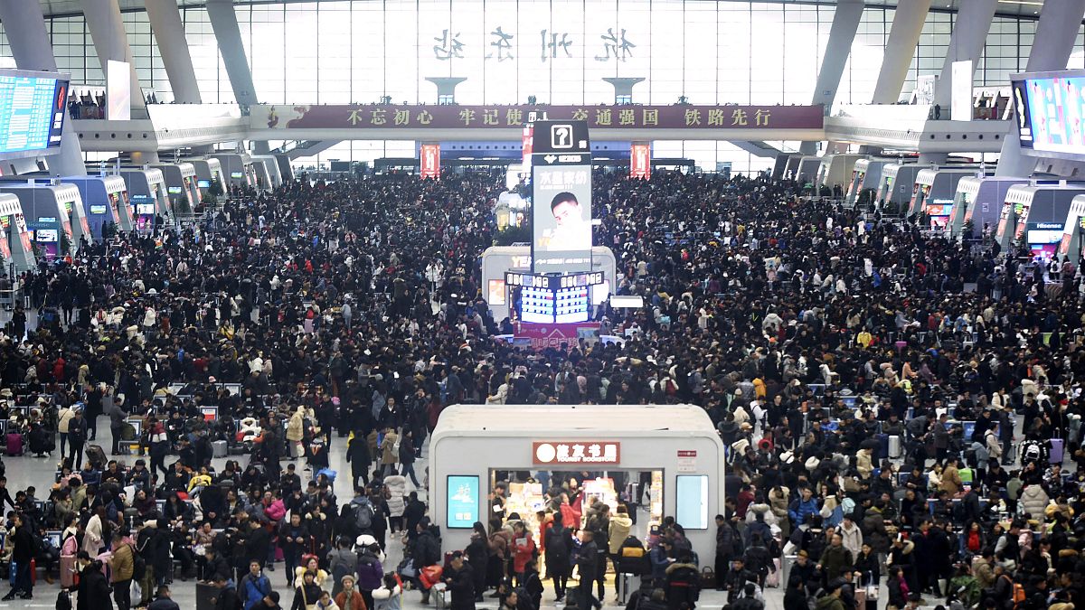 ركاب ينتظرون قطاراتهم في محطة سكة حديد هانغتشو شرق الصين/2020
