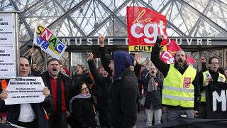 شاهد: عمال مضربون يغلقون متحف اللوفر في باريس