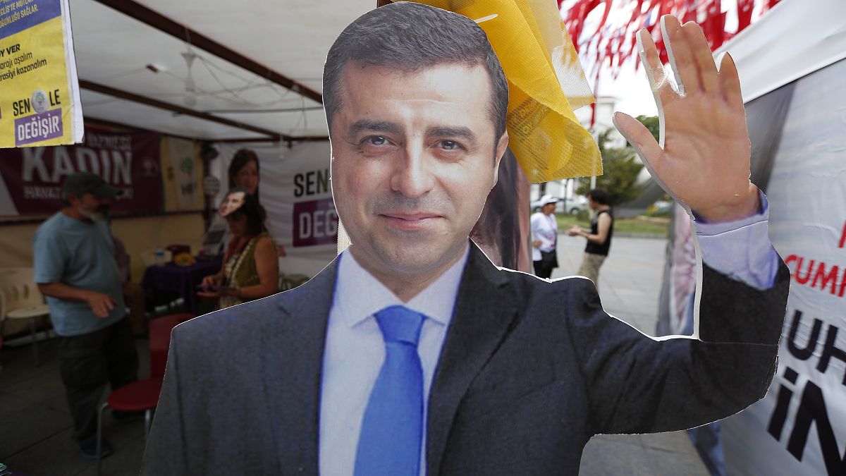 2018 seçimleri öncesinde bir HDP standında Selahattin Demirtaş'ın karton maketi