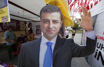 2018 seçimleri öncesinde bir HDP standında Selahattin Demirtaş'ın karton maketi