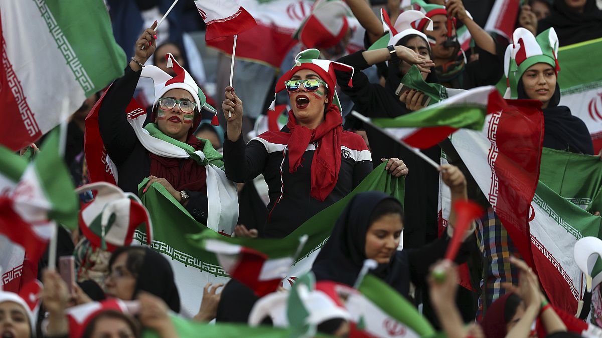 İran'ın başkenti Tahran'da futbol maçı izleyen kadın taraftarlar, 10 Ekim 2019