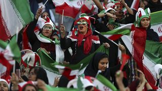İran'ın başkenti Tahran'da futbol maçı izleyen kadın taraftarlar, 10 Ekim 2019