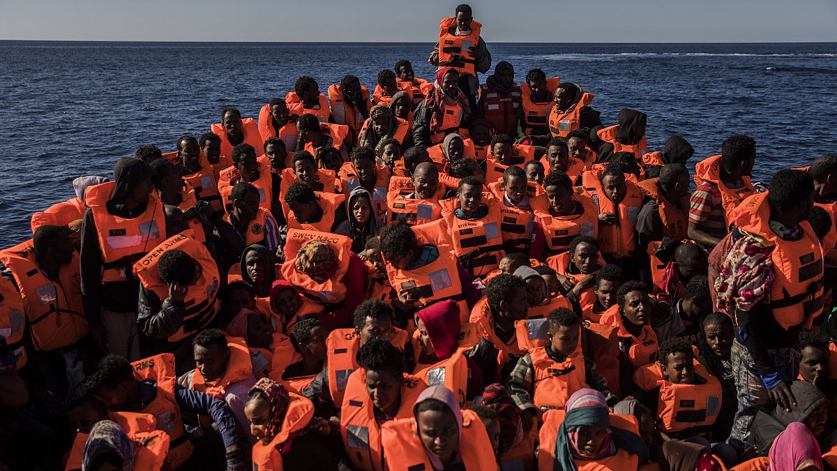 صورة خلال عملية إنقاذ لمهاجرين غير شرعيين قدموا من السواحل الليبية في قارب خشبي متوجهين نحو السواحل الأوروبية