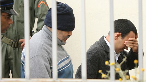 متهمين بتشكيل خلية إرهابية تحت قيادة عبد القادر بلعيرج خلال وصولهما لمحكمة في الرباط عام 2008 متهمين بتشكيل خلية إرهابية تحت قيادة عبد القادر بلعيرج خلال وصولهما لمحكمة في الرباط عام 2008