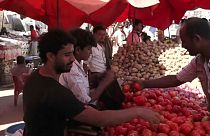 يمنيون في سوق الخضر في عدن