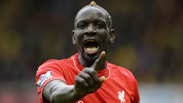 اللاعب الفرنسي مامادو ساكو خلال تقمصه لألوان نادي ليفربول الإنجليزي اللاعب الفرنسي مامادو ساكو خلال تقمصه لألوان نادي ليفربول الإنجليزي