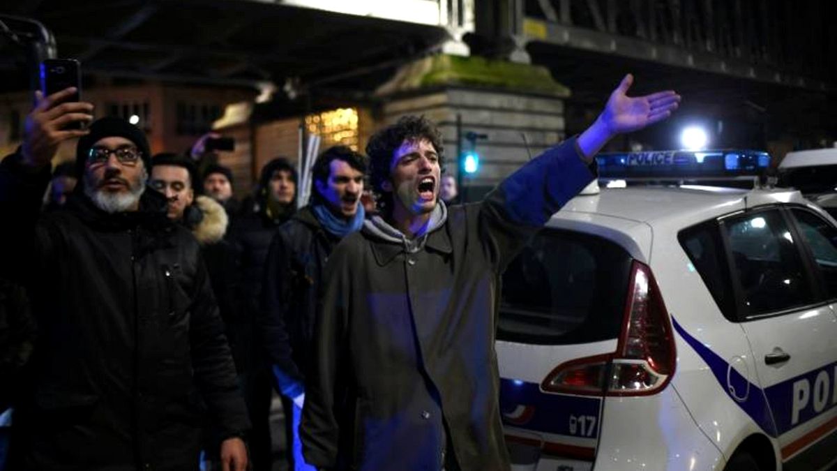 Fransa'da eylemciler Macron'un bulunduğu tiyatro salonuna girmeye çalıştı, polis müdahale etti