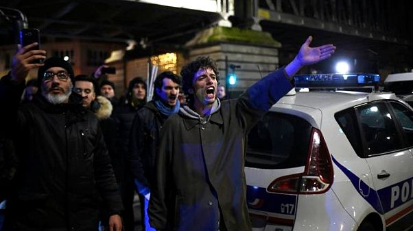 Οργισμένοι διαδηλωτές κατά Μακρόν Οργισμένοι διαδηλωτές κατά Μακρόν