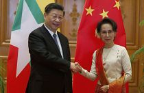 الرئيس الصيني شي جينبينغ ومستشار الدولة في ميانمار أونغ سان سو تشي