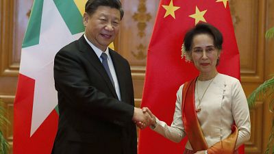 الرئيس الصيني شي جينبينغ ومستشار الدولة في ميانمار أونغ سان سو تشي