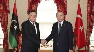 الرئيس التركي رجب طيب إردوغان ورئيس حكومة الوفاق الوطني الليبية  فايز السراج
