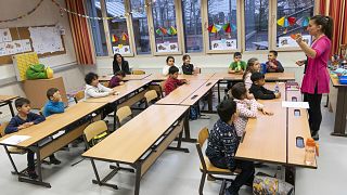 أطفال من ابناء المهاجرين في النمسا يتلقون دروسا في اللغة