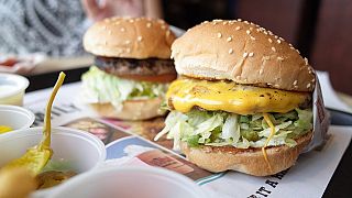 Trump'tan hamburger açılımı: Michelle Obama'nın okullarda sağlıklı beslenme programı iptal ediliyor