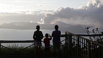 Philippines : le volcan Taal menace, la population s'adapte