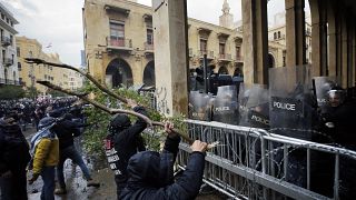 محتجون يهاجمون قوات الأمن بجذوع أشجار واشارات سير في وسط بيروت