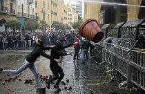 Manifestantes atacam forças de segurança que protegem Parlamento do Líbano