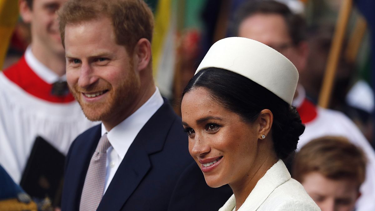 Kraliçe II. Elizabeth'ten resmi duyuru: Harry ve Meghan çifti artık kraliyet ailesinde değil