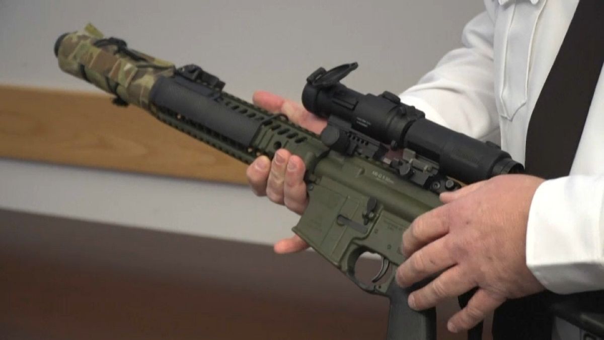 قائد شرطة أميركي مدافع عن حمل الأسلحة يتحدى سلطات ولاية فرجينيا