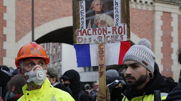 Sarı Yelekliler'in Paris'teki gösterileri şiddet olaylarına dönüştü: 40 gözaltı en az 20 yaralı Sarı Yelekliler'in Paris'teki gösterileri şiddet olaylarına dönüştü: 40 gözaltı en az 20 yaralı