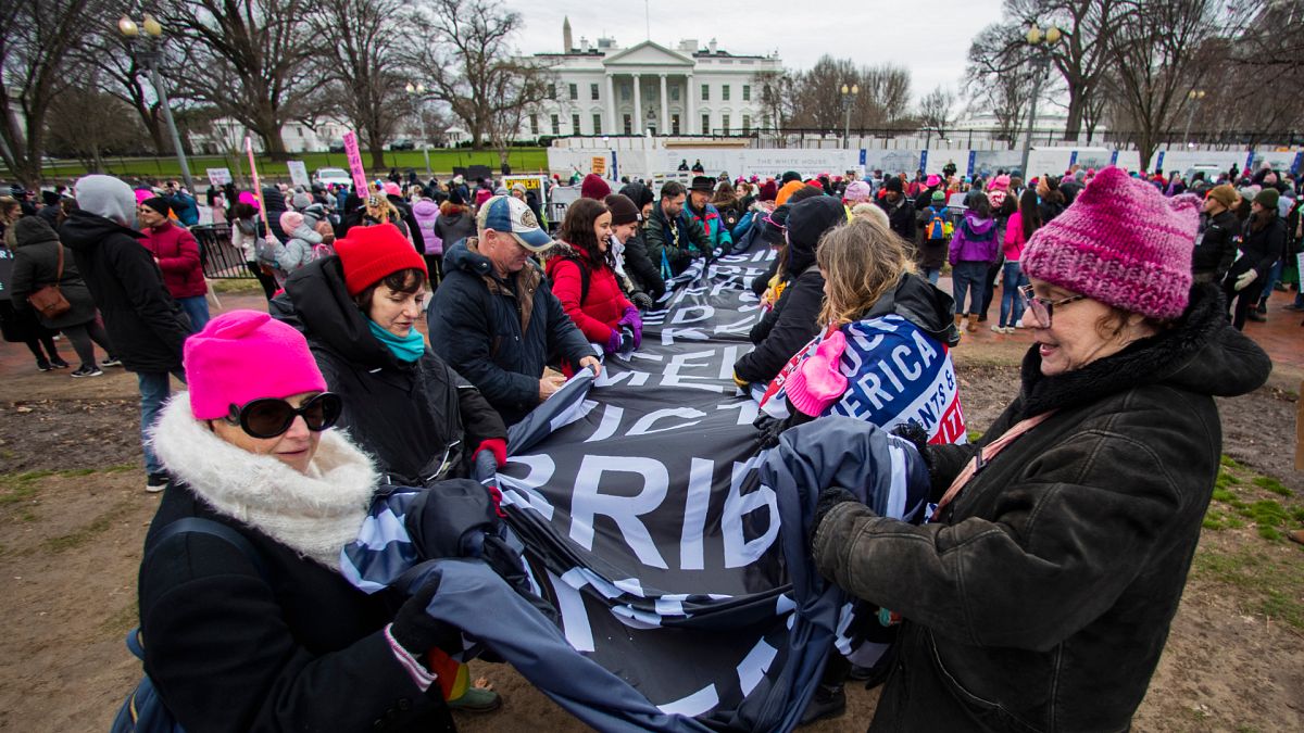 Több ezren tüntettek a nők jogaiért a Nők menetén Amerikában