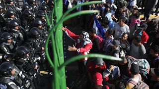 Centenares de migrantes esperan para cruzar la frontera mexicana