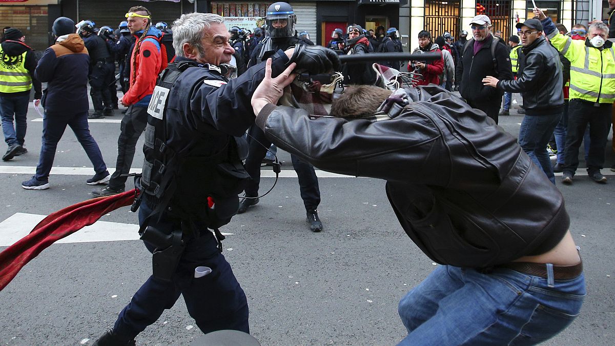 عنف الشرطة الفرنسية خلال المظاهرات