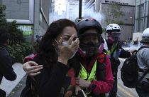 Hong Kong: ancora caos, gas lacrimogeni e arresti