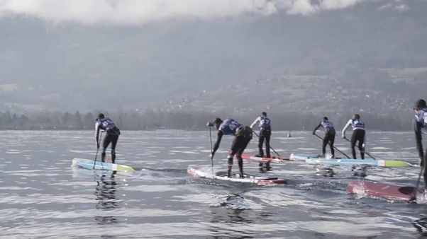 Stehpaddeln in Annecy: Kalt, nass und schnell Stehpaddeln in Annecy: Kalt, nass und schnell
