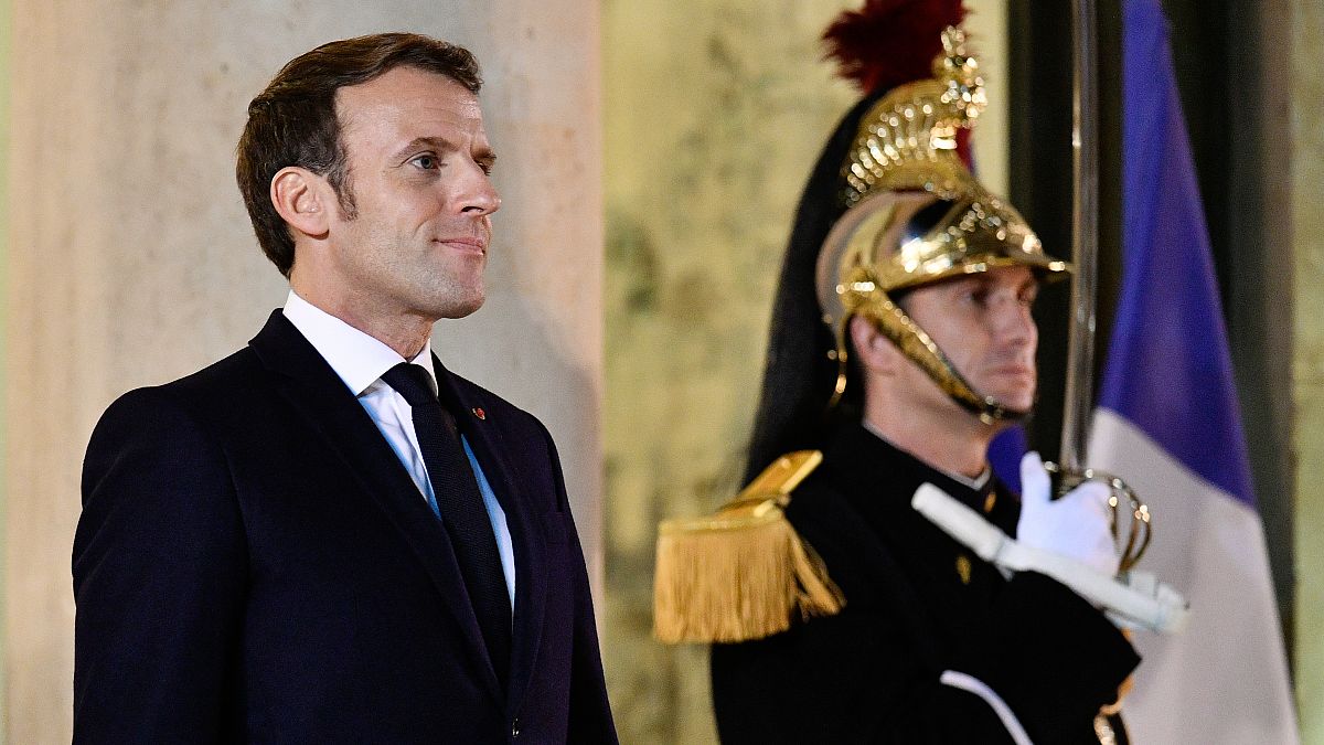 Fransa Cumhurbaşkanı Emmanuel Macron, Paris'teki Elysee Sarayı'nda bir karşılama töreninde