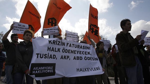 Halkevleri ekonomik krizle ilgili gösteri düzenledi Halkevleri ekonomik krizle ilgili gösteri düzenledi