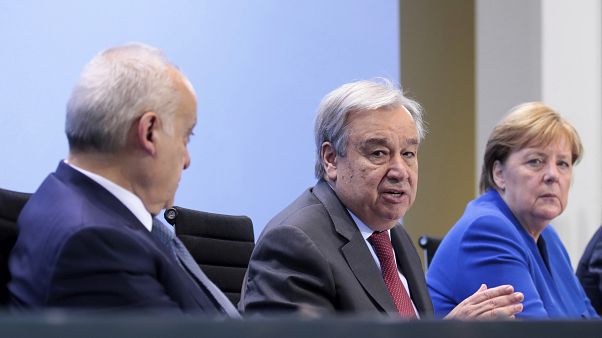 Συμφωνία για εκεχειρία στη Λιβύη και στενή επιτήρηση του εμπάργκο όπλων Συμφωνία για εκεχειρία στη Λιβύη και στενή επιτήρηση του εμπάργκο όπλων
