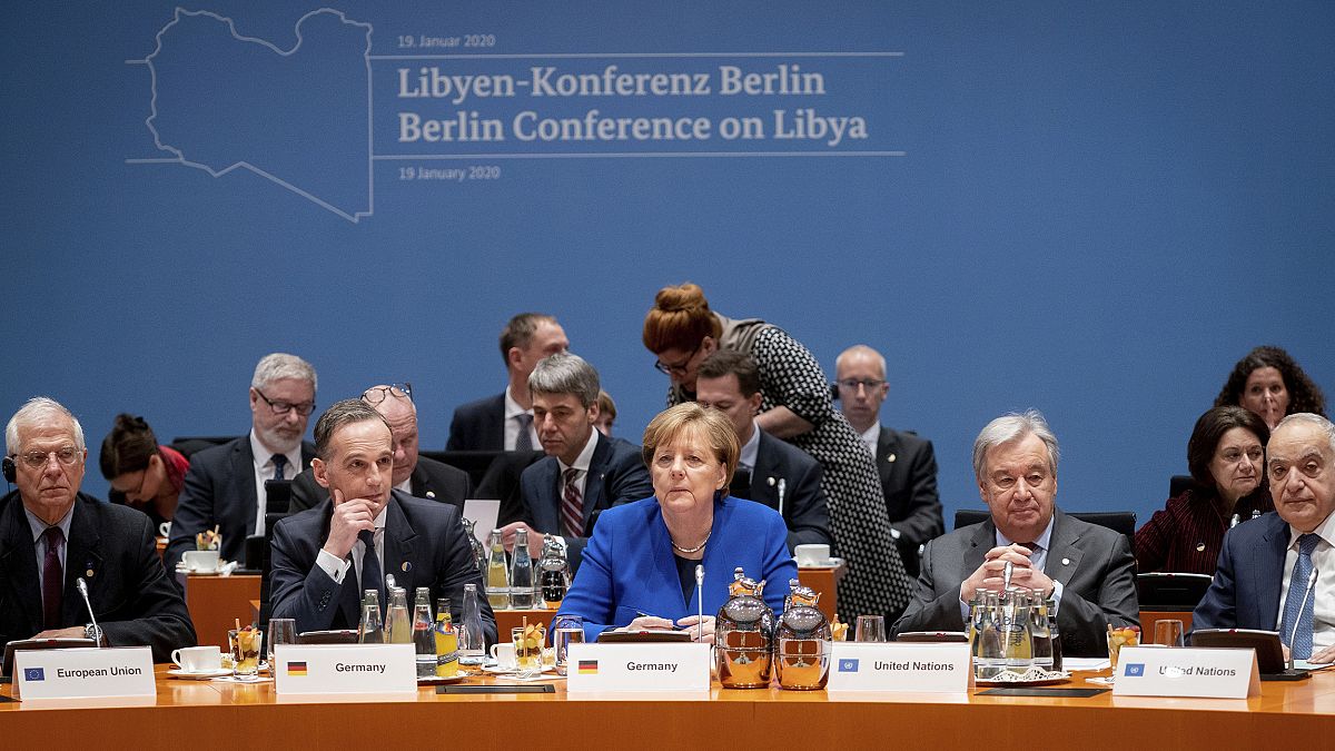 Líderes internacionais comprometem-se a não vender armas à Líbia