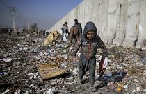 На свалке в Кабуле ребенок ищет предметы, которыми можно заменить дрова. 