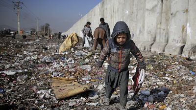 На свалке в Кабуле ребенок ищет предметы, которыми можно заменить дрова. 
