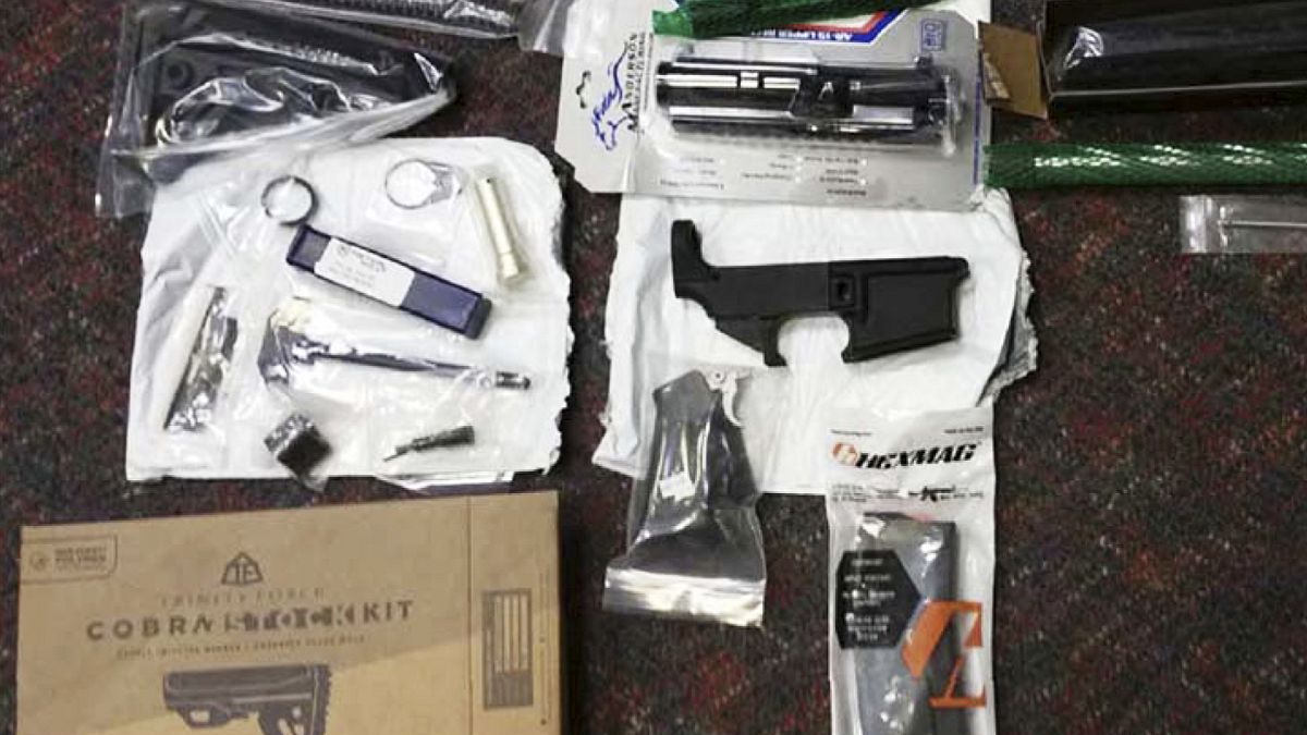  صورة قدمها مكتب المدعي العام في نيوجيرسي تظهر أجزاء من الأسلحة المصادرة 