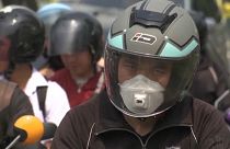 Pormaszkot használó thaiföldi motoros