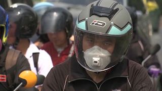 Pormaszkot használó thaiföldi motoros