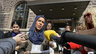 معلمّات سويديات غير مسلمات يرتدين الحجاب رفضاً لقرار حظره في المدارس