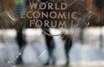 Форум в Давосе: белые бейджи, черные зимоходы