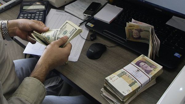 آخرین صعود نرخ ارز در دی ماه؛ اختلاف قیمت آزاد و رسمی دلار به ۶۰۰ تومان رسید آخرین صعود نرخ ارز در دی ماه؛ اختلاف قیمت آزاد و رسمی دلار به ۶۰۰ تومان رسید