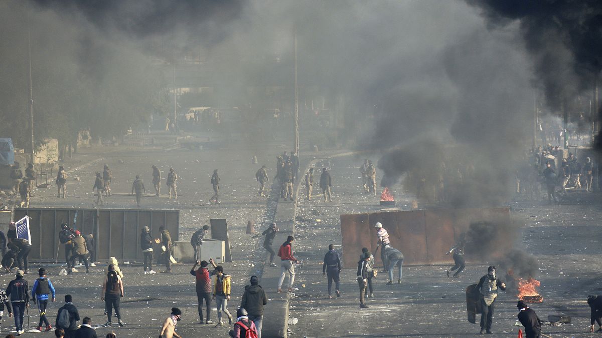 مواجهات عنيفة بين متظاهرين و قوات الأمن في بغداد 