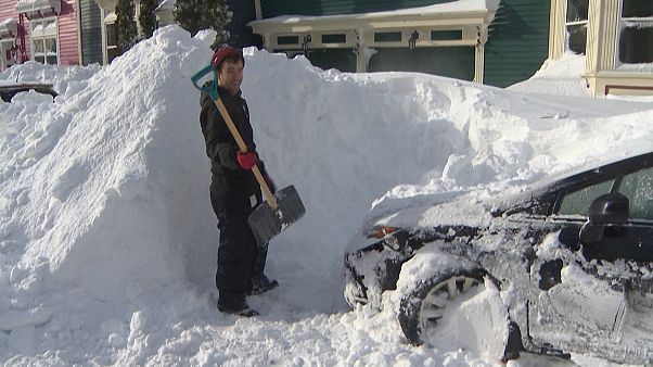 Nimm doch mal die Schaufel! Kanadische Provinz versinkt im Schnee Nimm doch mal die Schaufel! Kanadische Provinz versinkt im Schnee