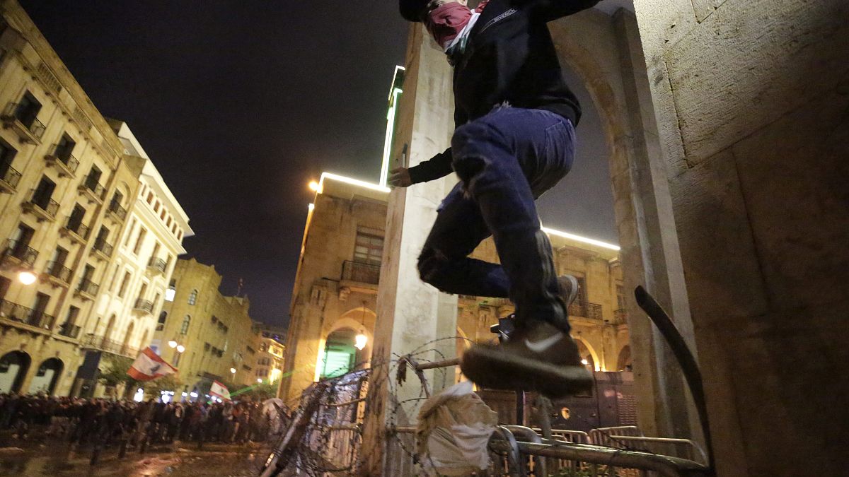  بیروت؛ درگیری شدید میان پلیس و معترضان در نزدیکی پارلمان لبنان