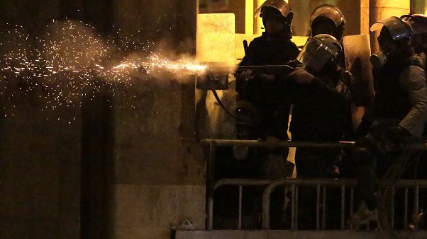 شاهد: استمرار الاشتباكات العنيفة بين المتظاهرين وقوات الأمن في بيروت شاهد: استمرار الاشتباكات العنيفة بين المتظاهرين وقوات الأمن في بيروت