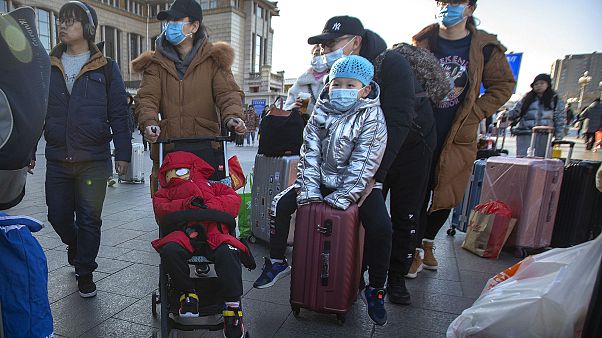 Pekin Tren İstasyonu'nda yolculuk yapan insanlar maske takıyor Pekin Tren İstasyonu'nda yolculuk yapan insanlar maske takıyor
